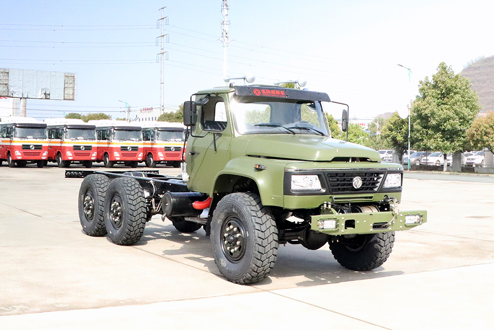 Dongfeng Army Green Шестиколесное шасси EQ2100 Шасси_6*6 190 л.с. Шасси с остроконечной головкой для продажи_Шасси специального транспортного средства для экспорта Dongfeng