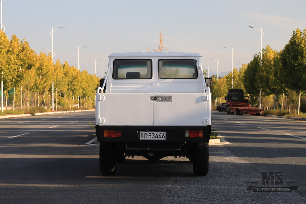 Полноприводный белый внедорожник IVECO Small Truck_4*4, двухрядный легкий грузовик с короткой головкой мощностью 113 л.с._Экспортный специальный автомобиль