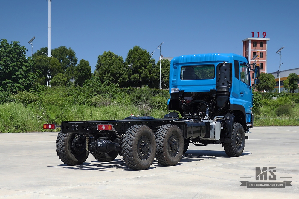 Шестиколесное шасси Dongfeng мощностью 340 л.с._Шасси грузового автомобиля Dongfeng 6*6 с плоской головкой и баком водяного охлаждения тормозов _Экспортное специальное шасси