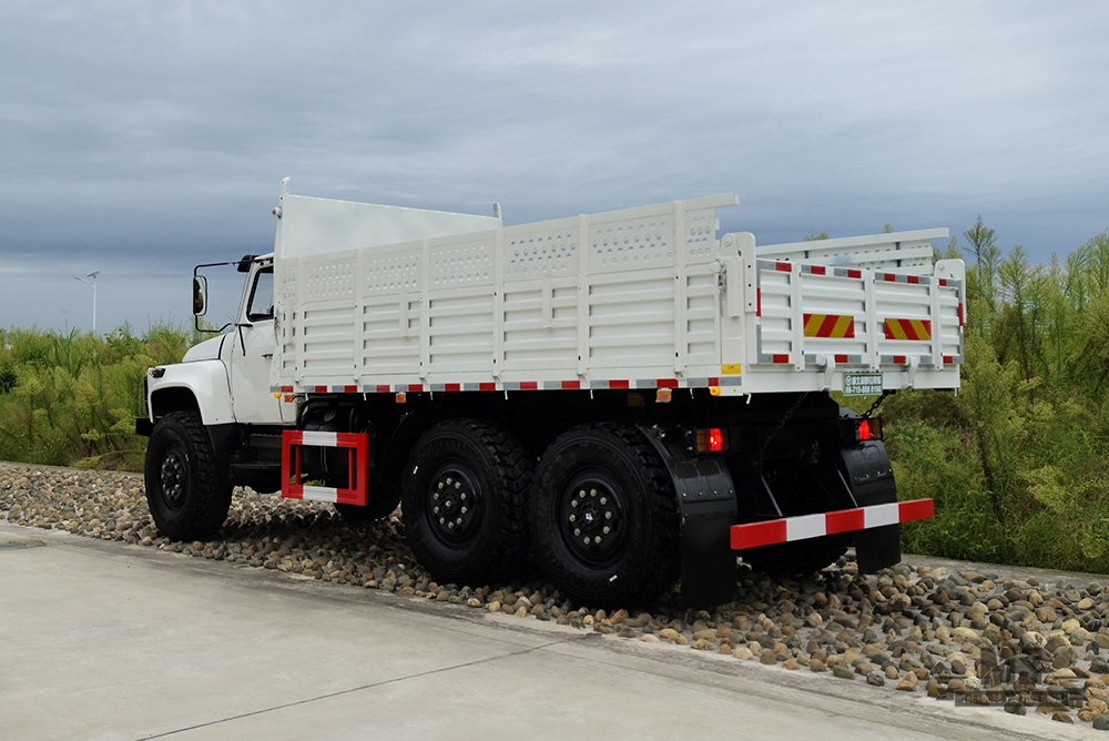 Шестиколесный самосвал Dongfeng EQ2100 мощностью 190 л.с._6 × 6 с остроконечной головкой, однорядный карьерный самосвал на строительной площадке_Специальный экспортный грузовик с полным приводом