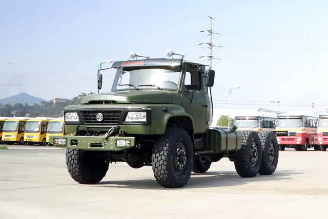 Dongfeng Army Green Шестиколесное шасси EQ2100 Шасси_6*6 190 л.с. Шасси с остроконечной головкой для продажи_Шасси специального транспортного средства для экспорта Dongfeng