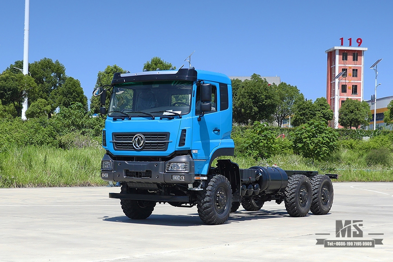 Шестиколесное шасси Dongfeng мощностью 340 л.с._Шасси грузового автомобиля Dongfeng 6*6 с плоской головкой и баком водяного охлаждения тормозов _Экспортное специальное шасси