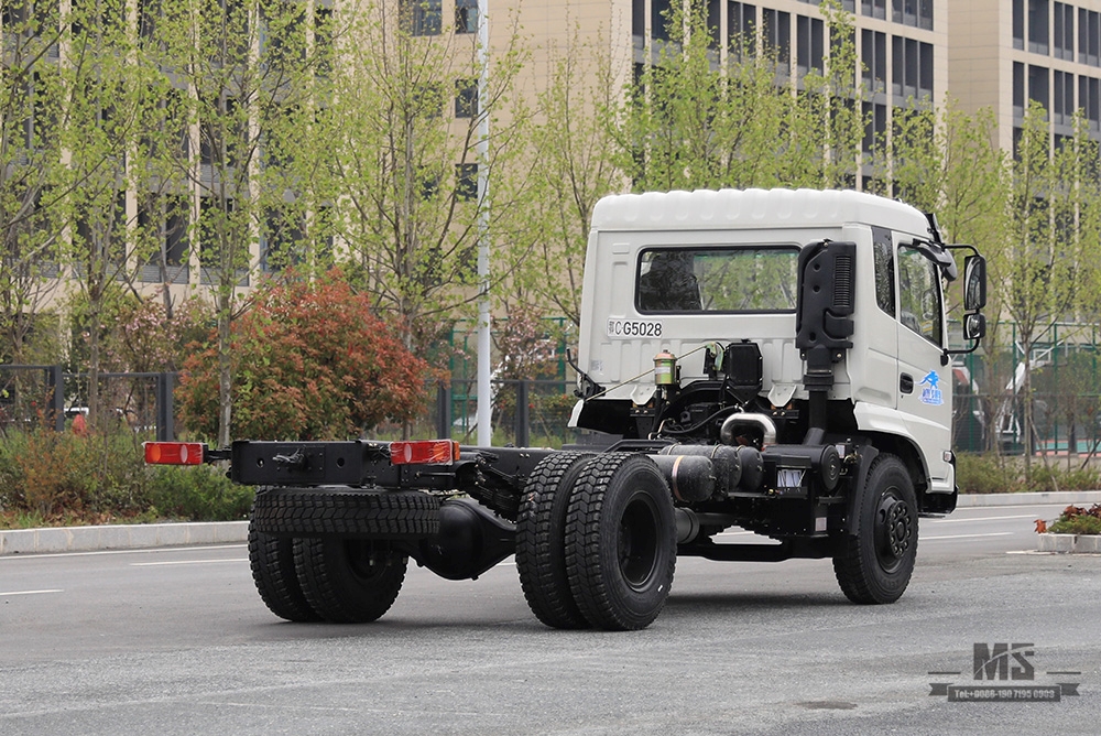 Шасси Dongfeng 4*2 с задними сдвоенными шинами_190 л.с. Полуторнорядное шасси с плоской головкой. Производитель_Экспорт специального шасси.