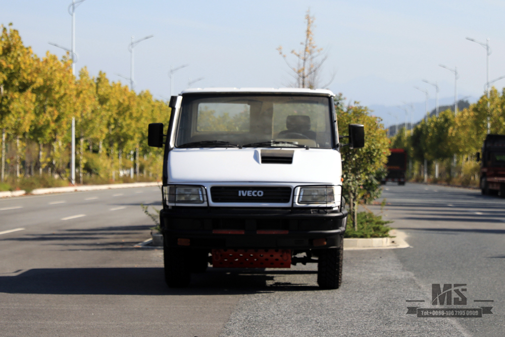 Полноприводный белый внедорожник IVECO Small Truck_4*4, двухрядный легкий грузовик с короткой головкой мощностью 113 л.с._Экспортный специальный автомобиль