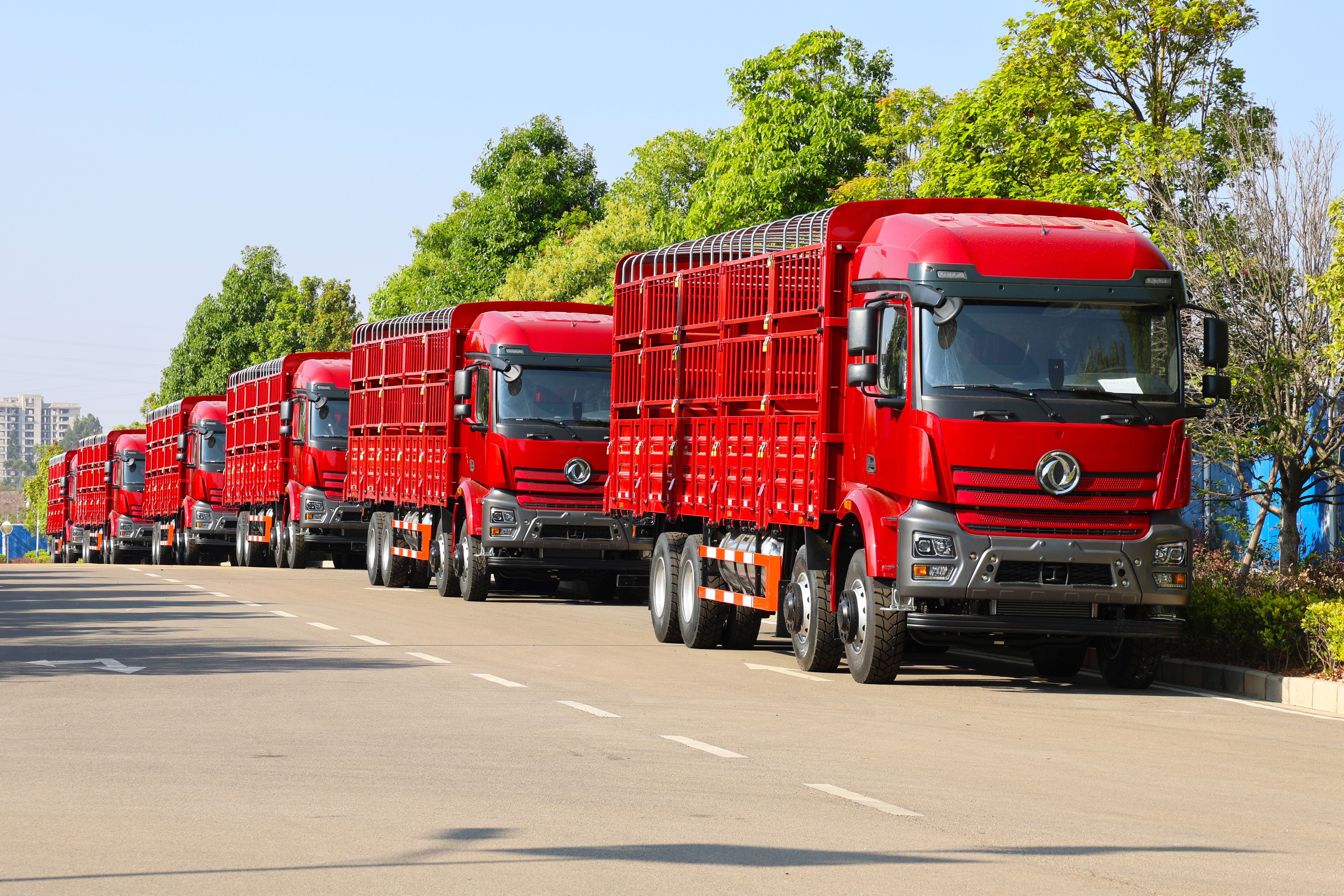 30 грузовиков Dongfeng 8X4 с длинным капотом отправлены в Мьянму